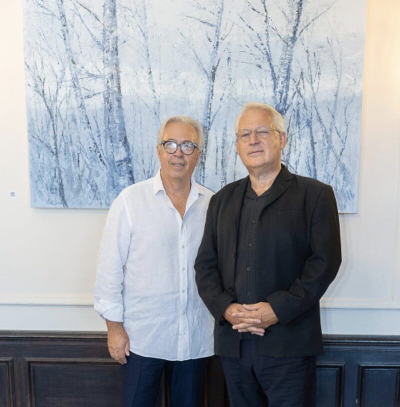 Herbert Lippert und Eduard Kutrowatz vor einem Gemälde von Herbert Lippert